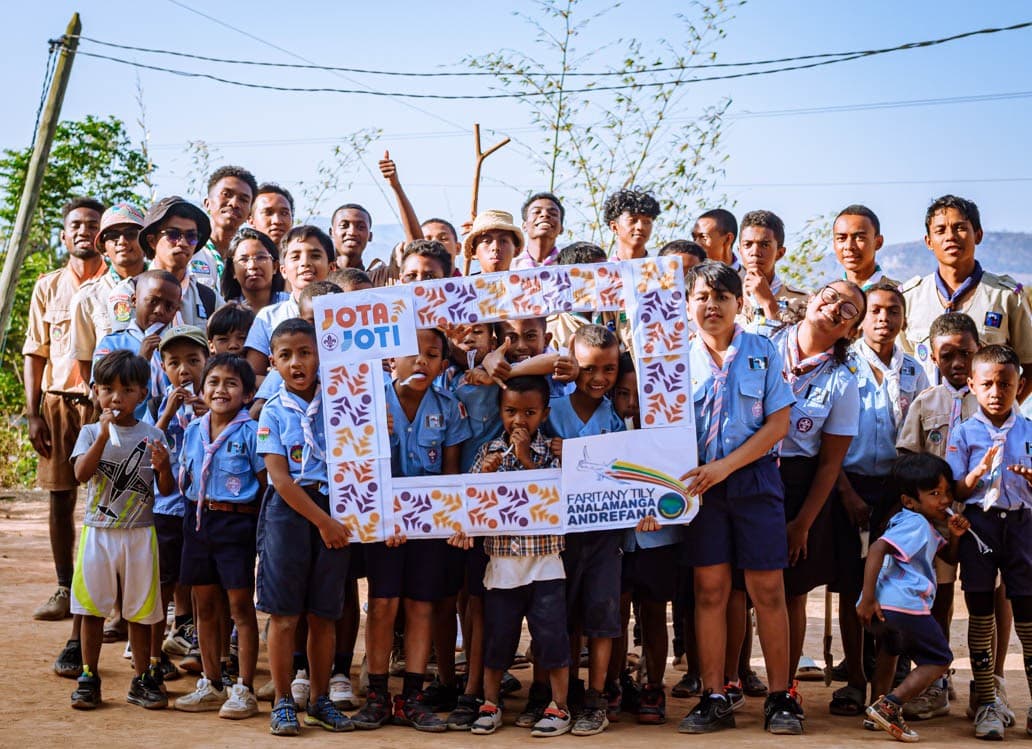 Scouts présentant leur projet JOTA-JOTI